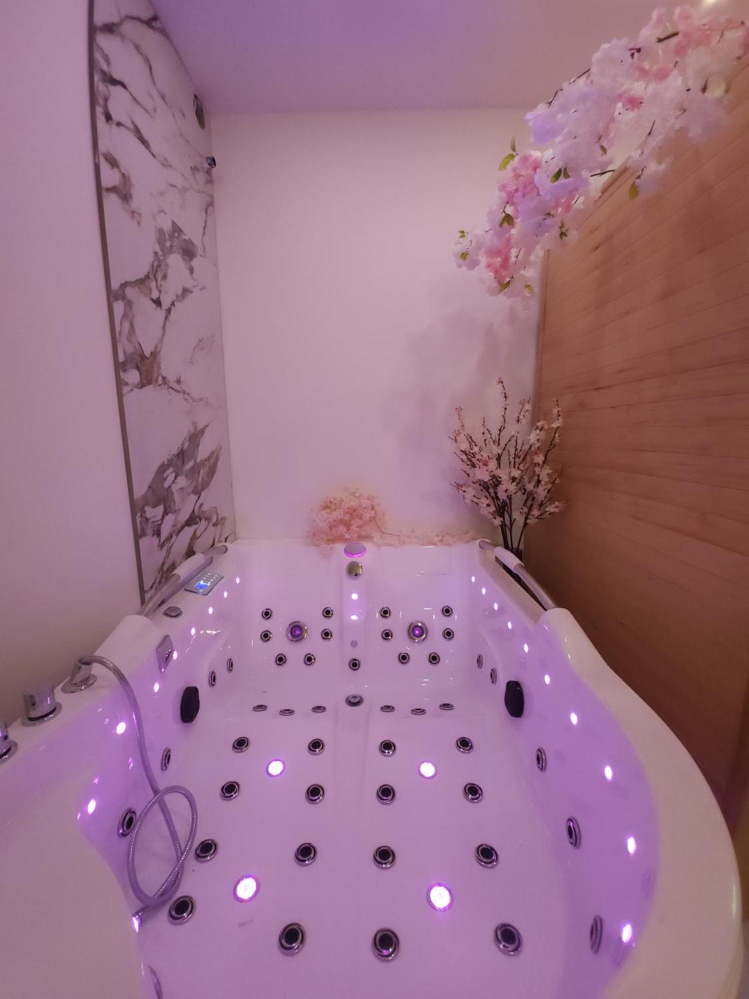 New In Gdansk! Red Room In The Heart Of Gdansk - Bdsm - With A Luxury Jacuzzi And Access To A Sauna Bagian luar foto