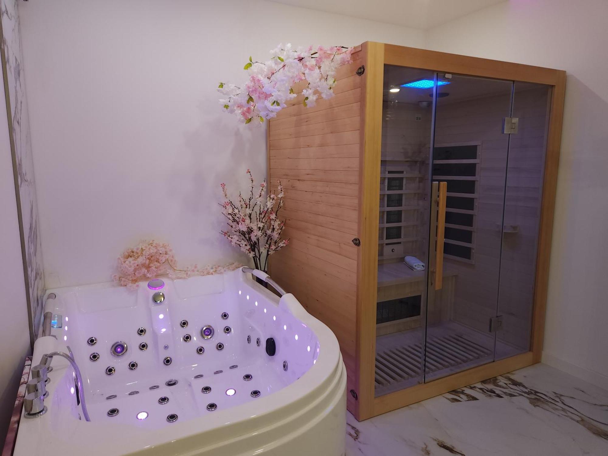 New In Gdansk! Red Room In The Heart Of Gdansk - Bdsm - With A Luxury Jacuzzi And Access To A Sauna Bagian luar foto