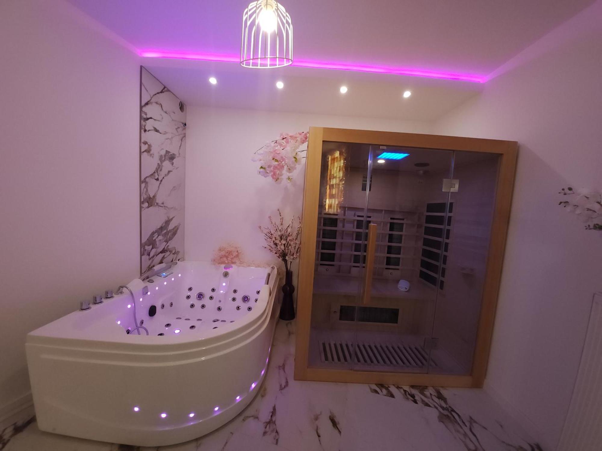 New In Gdansk! Red Room In The Heart Of Gdansk - Bdsm - With A Luxury Jacuzzi And Access To A Sauna Bagian luar foto