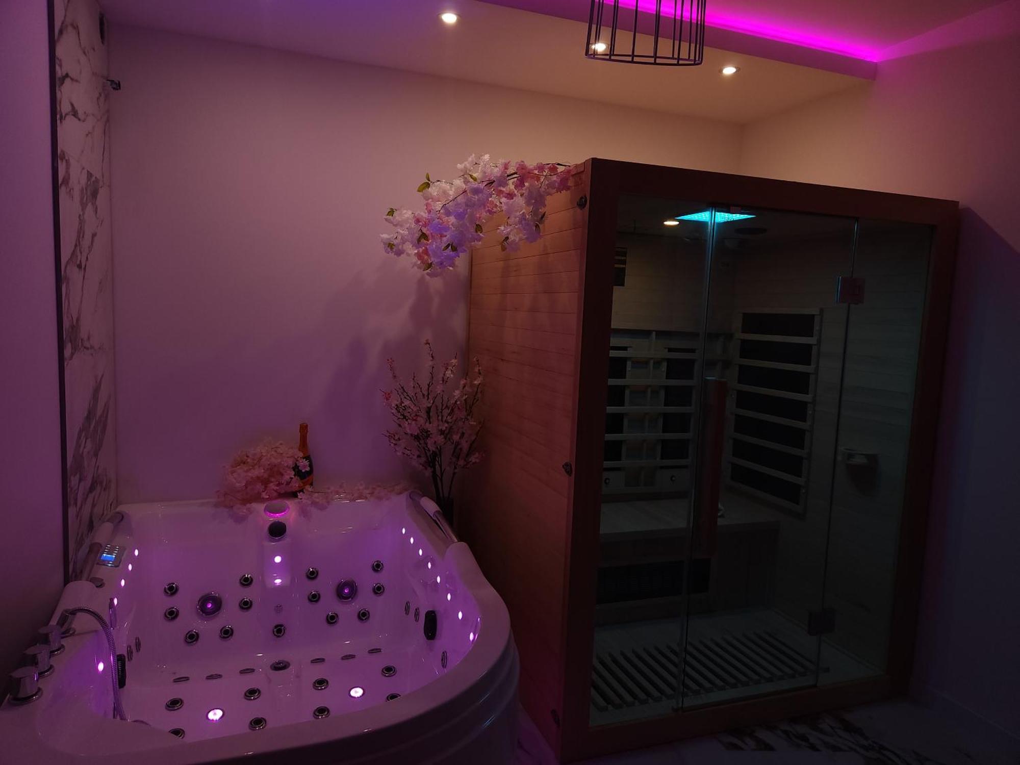 New In Gdansk! Red Room In The Heart Of Gdansk - Bdsm - With A Luxury Jacuzzi And Access To A Sauna Bagian luar foto