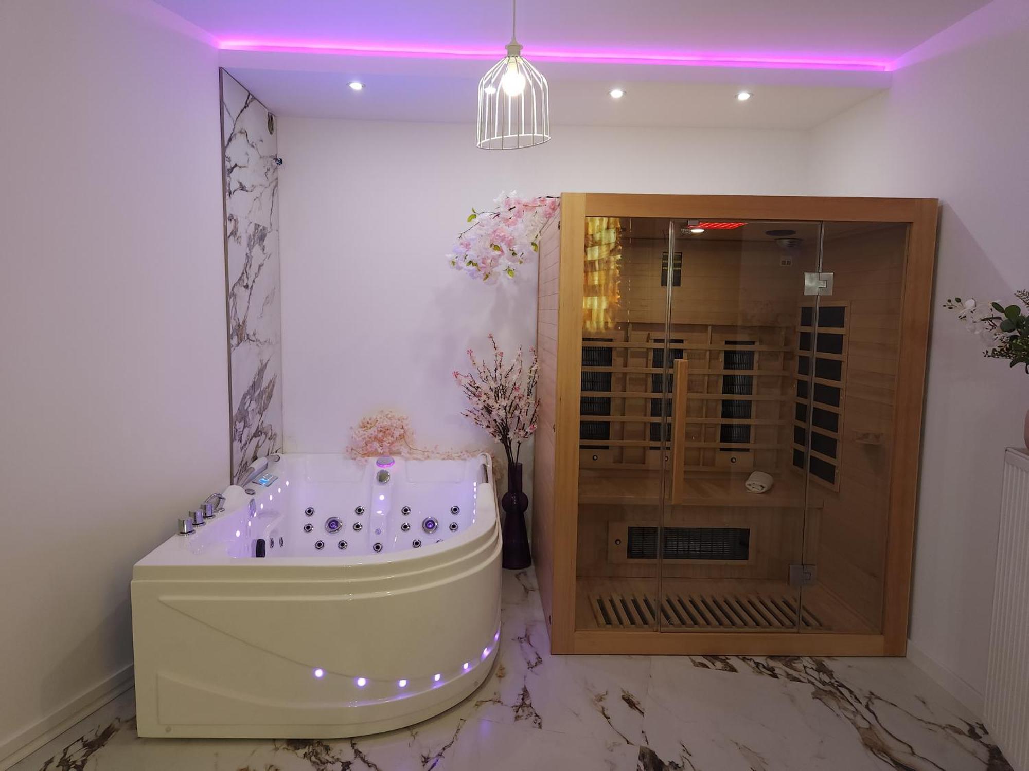 New In Gdansk! Red Room In The Heart Of Gdansk - Bdsm - With A Luxury Jacuzzi And Access To A Sauna Bagian luar foto